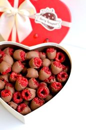Сердце с малиной в молочном шоколаде