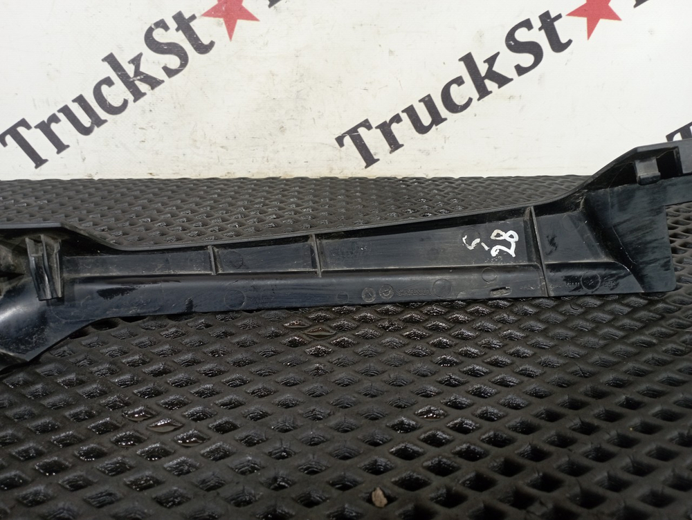 Накладка под лобовое стекло левая