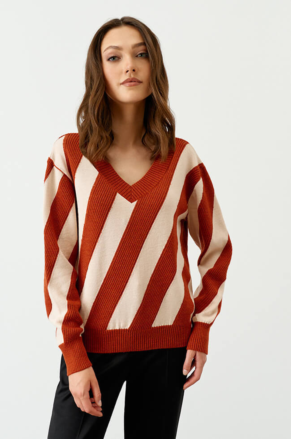 22777 Джемпер женский (кремовый / терракотовый)