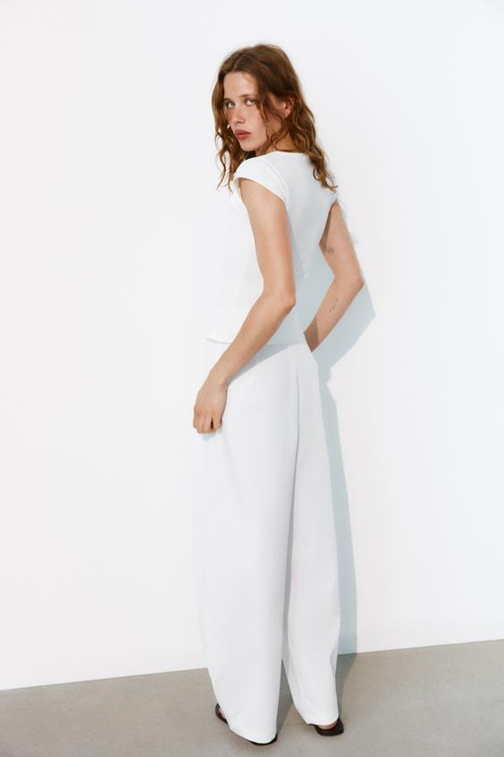 ZARA БРЮКИ BALLOON С ЗАЩИПАМИ, БЕЛЫЙ