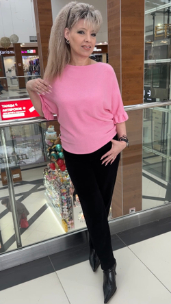 Розовый джемпер с рюшей по рукавам