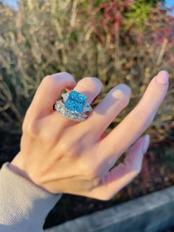 Серебряное кольцо с голубым фианитом квадратной формы и белыми боковыми вставками достойно руки королевы! Это украшение покоряет своей красотой, причем с первого взгляда. Оправа из гипоаллергенного серебра 925-й пробы подчеркивает достоинство камня и придает изделию аристократическую роскошь. Такое украшение подойдет под ваш яркий образ.   Купить кольцо с голубым фианитом квадратной формы и белыми боковыми вставками можно в нашем ювелирном магазине по выгодной стоимости. Оперативная доставка изделия возможна по Москве и всей России.