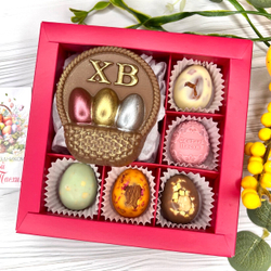 Шоколадный набор "Пасхальная корзина с яйцами": шоколадка и 5 конфет ручной работы