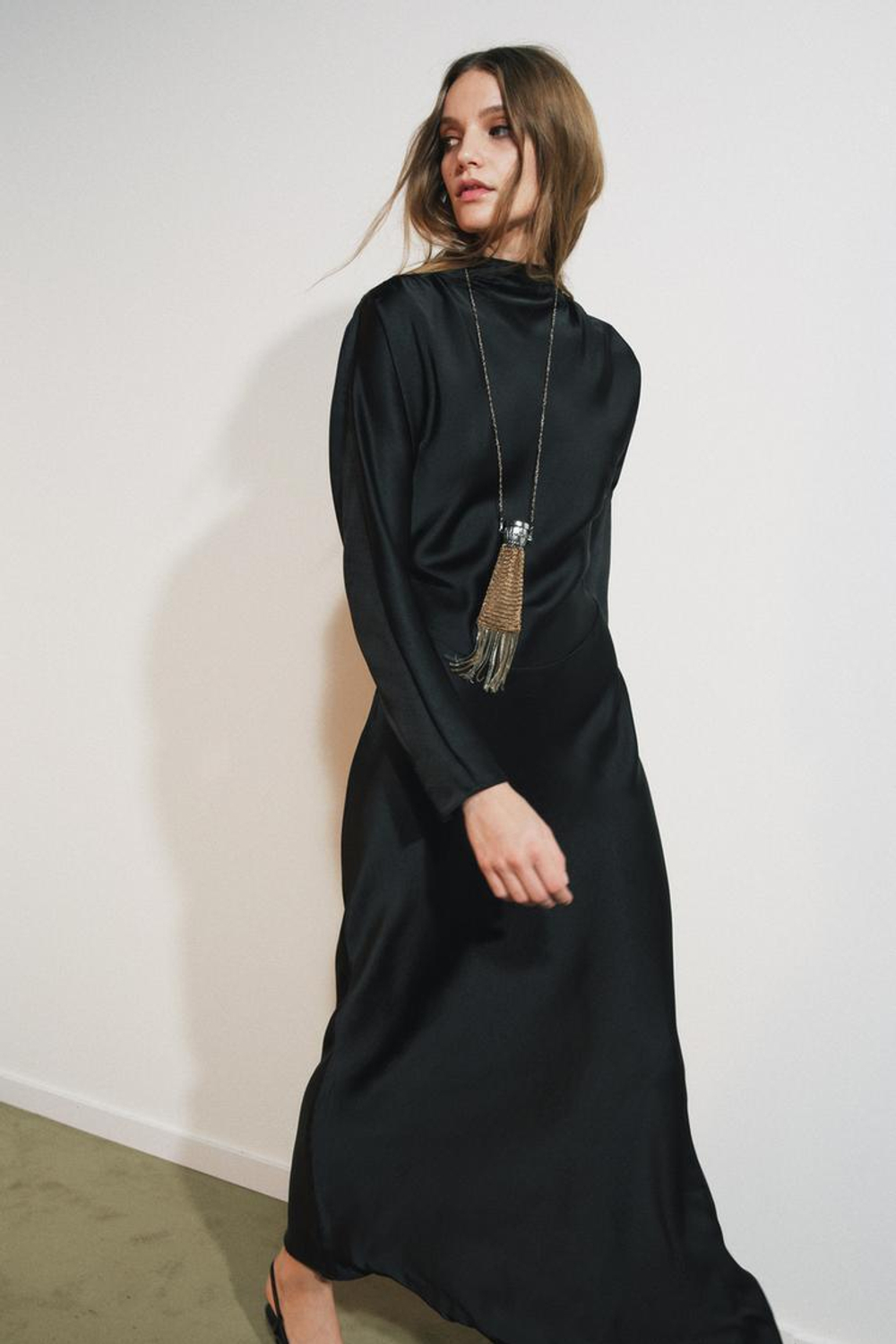 ZARA АТЛАСНОЕ ПЛАТЬЕ СО СБОРКАМИ, ЧЕРНЫЙ