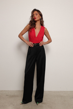 Боди с глубоким вырезом красное