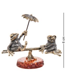 Народные промыслы AM-1094 Фигурка «Лягушки на качелях» (латунь, янтарь)