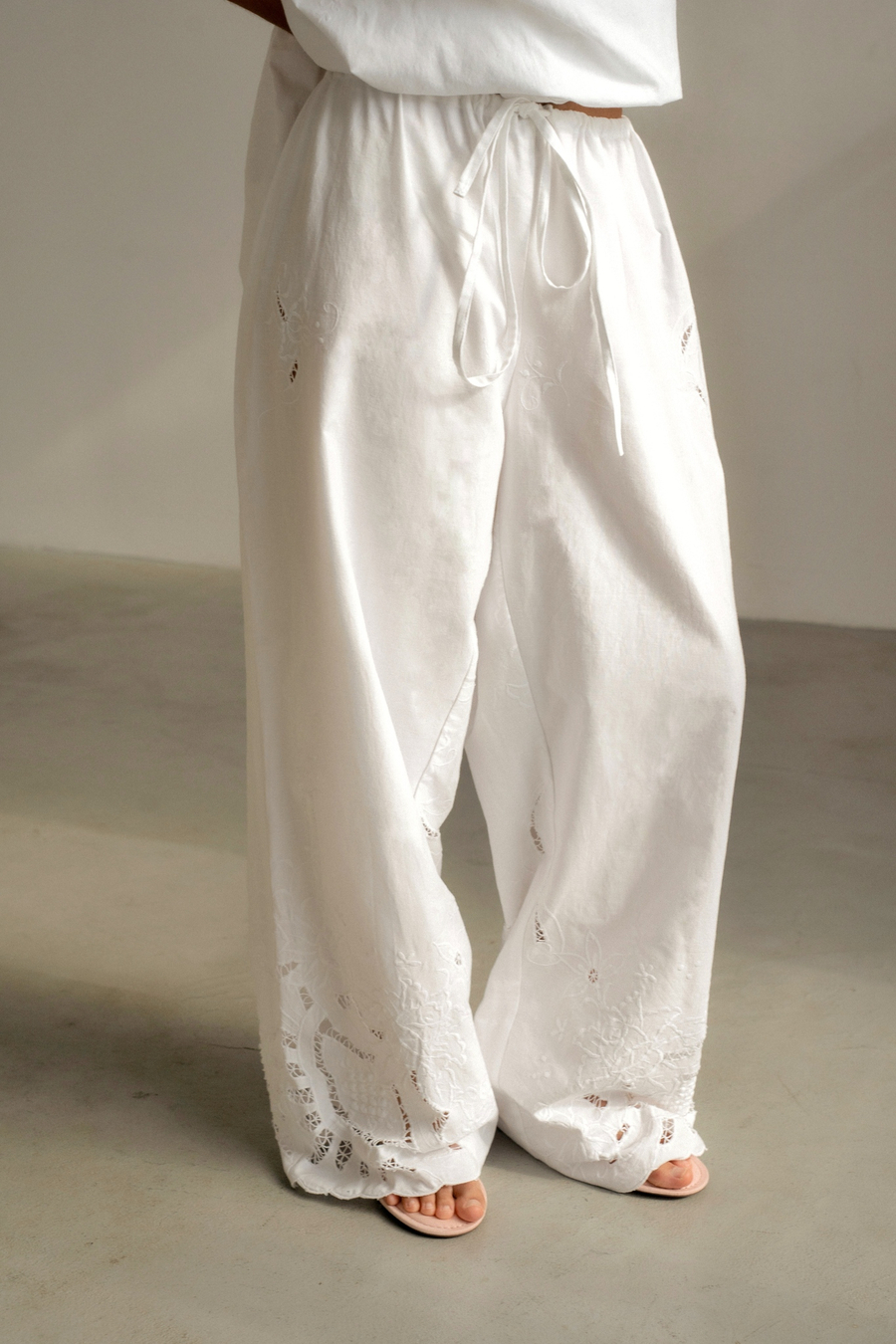 Брюки с перфорированной вышивкой