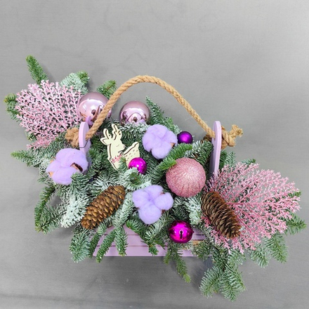 Новогодняя композиция в деревянном ящике