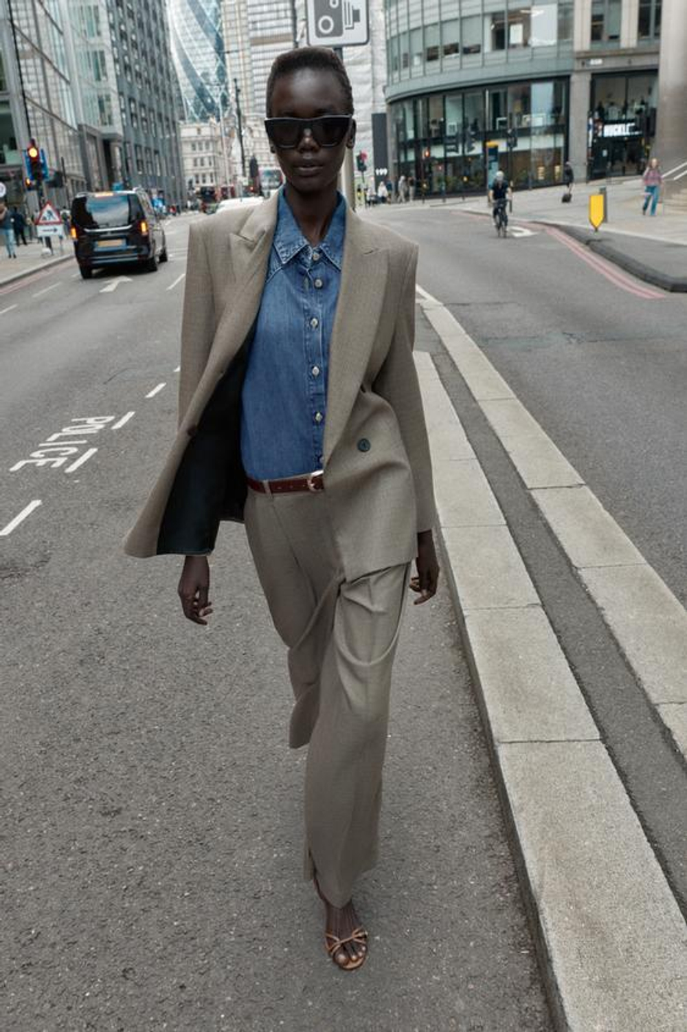 ZARA ШИРОКИЕ БРЮКИ С ЗАЩИПАМИ, ПЕСОЧНЫЙ / ЧЕРНЫЙ