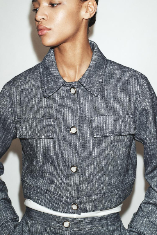 ZARA КОРОТКАЯ КУРТКА ИЗ РЕЛЬЕФНОЙ ТКАНИ, СИНИЙ/БЕЛЫЙ