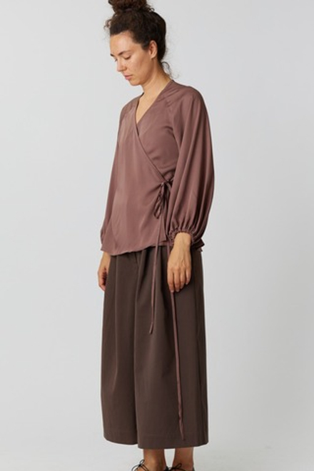 Блузка на запах из коричневой вискозы