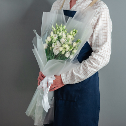 9 белой эустомы в оформлении