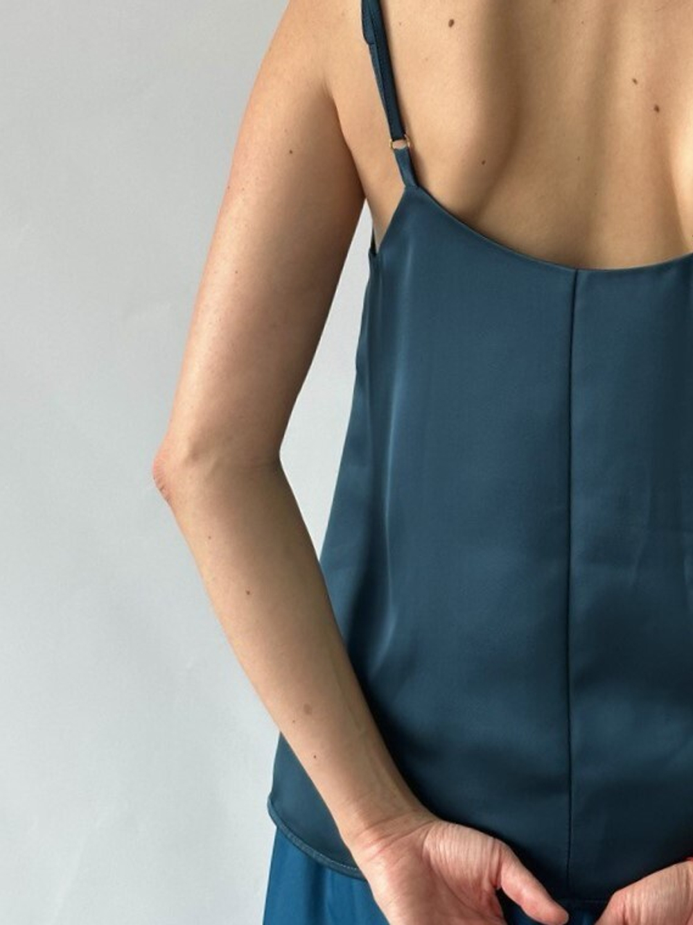 Топ на бретелях