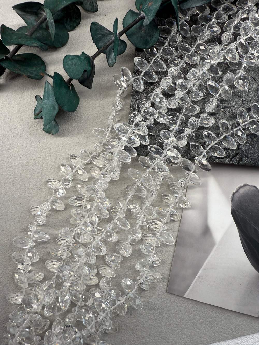 Бриолеты кристалл, нить 42 см, около 95 штук, 12*6 мм