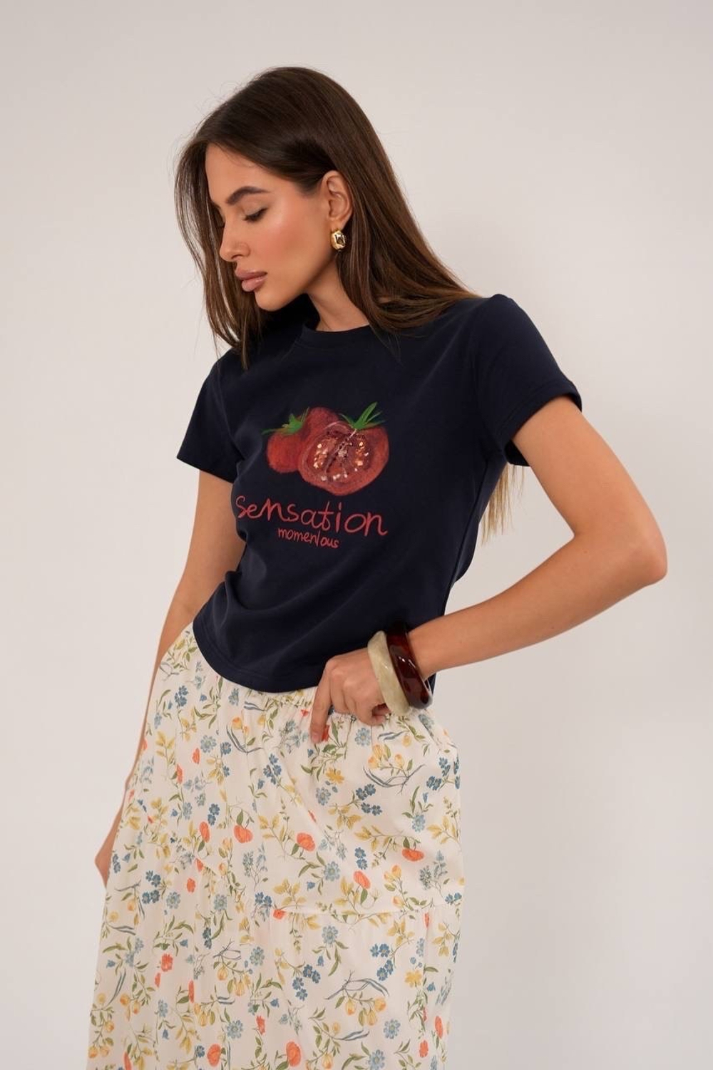 Футболка из хлопка , с добавлением стрейча , облегающего силуэта .