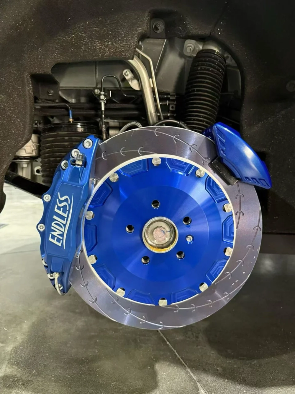 Усиленная тормозная система для заводских R22 дисков ZEEKR 9X Зикр тормоза тормозные диски колодки суппорт