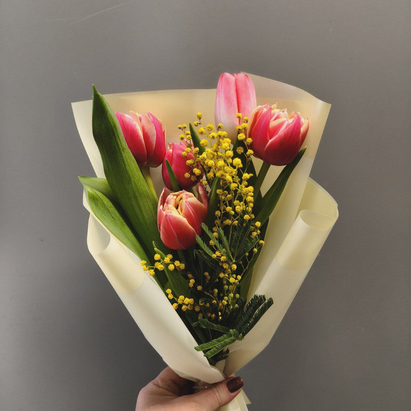 Букет-комплимент с пионовидными тюльпанами и мимозой