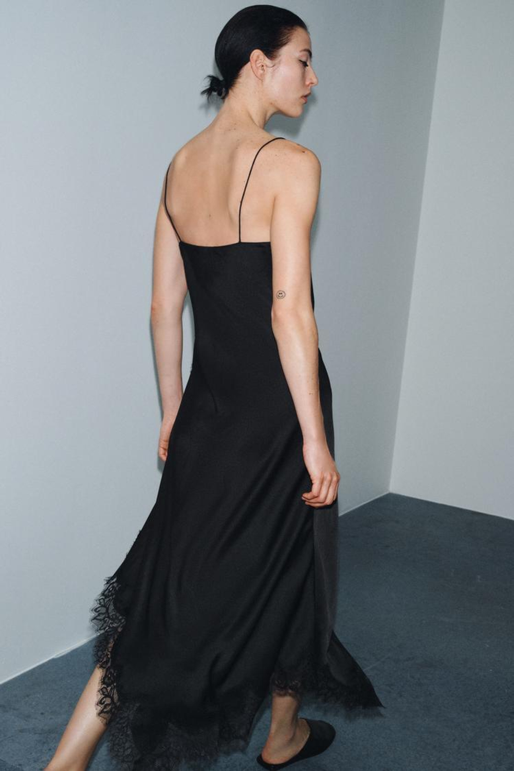 ZARA АТЛАСНОЕ ПЛАТЬЕ С КРУЖЕВОМ — ZW COLLECTION, ЧЕРНЫЙ