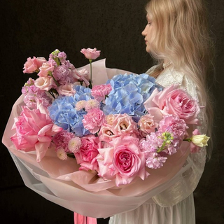 Авторский букет «Я подарю тебе звезду!»: воздушная гортензия, роза Пинк Охара, кружевной лизиантус, стойкий диантус, хризантема Сантини, ароматная маттиола/ Цветы/ букет от RoseMarkt