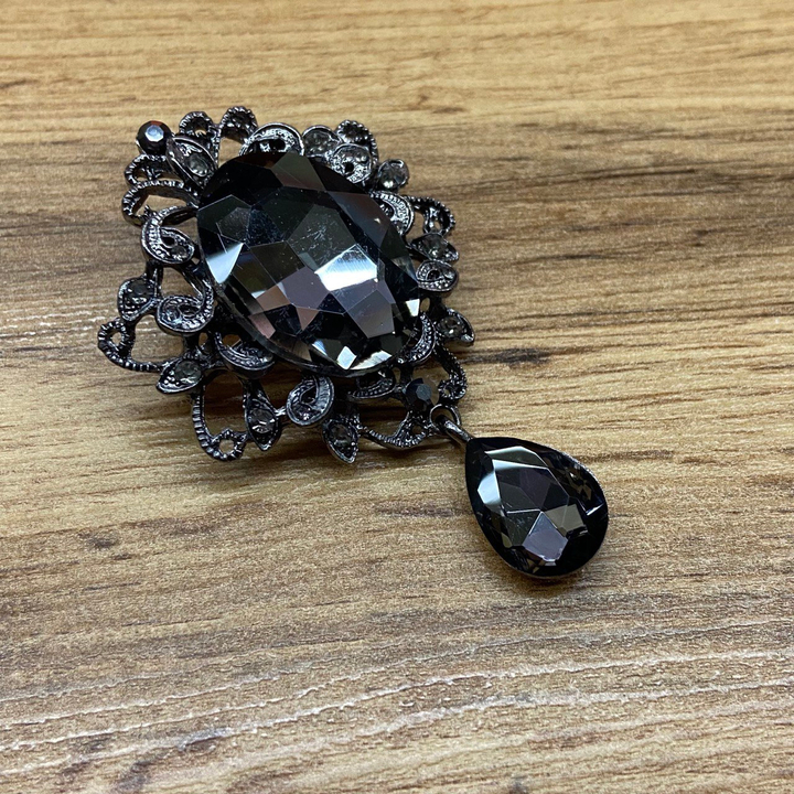 Брошь Droplet цветы вензеля овал кристалл серый стразы серые подвеска капля металл графитовый