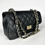 Женская сумка с цепочкой из натуральной кожи черного цвета
