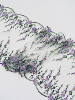 Вышивка на сетке молочная с лавандовым и темно-зеленым ширина 23.5 см