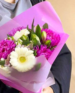 Букет комплимент в розово-белых оттенках из садовой астры ,альстромерии и гемини.