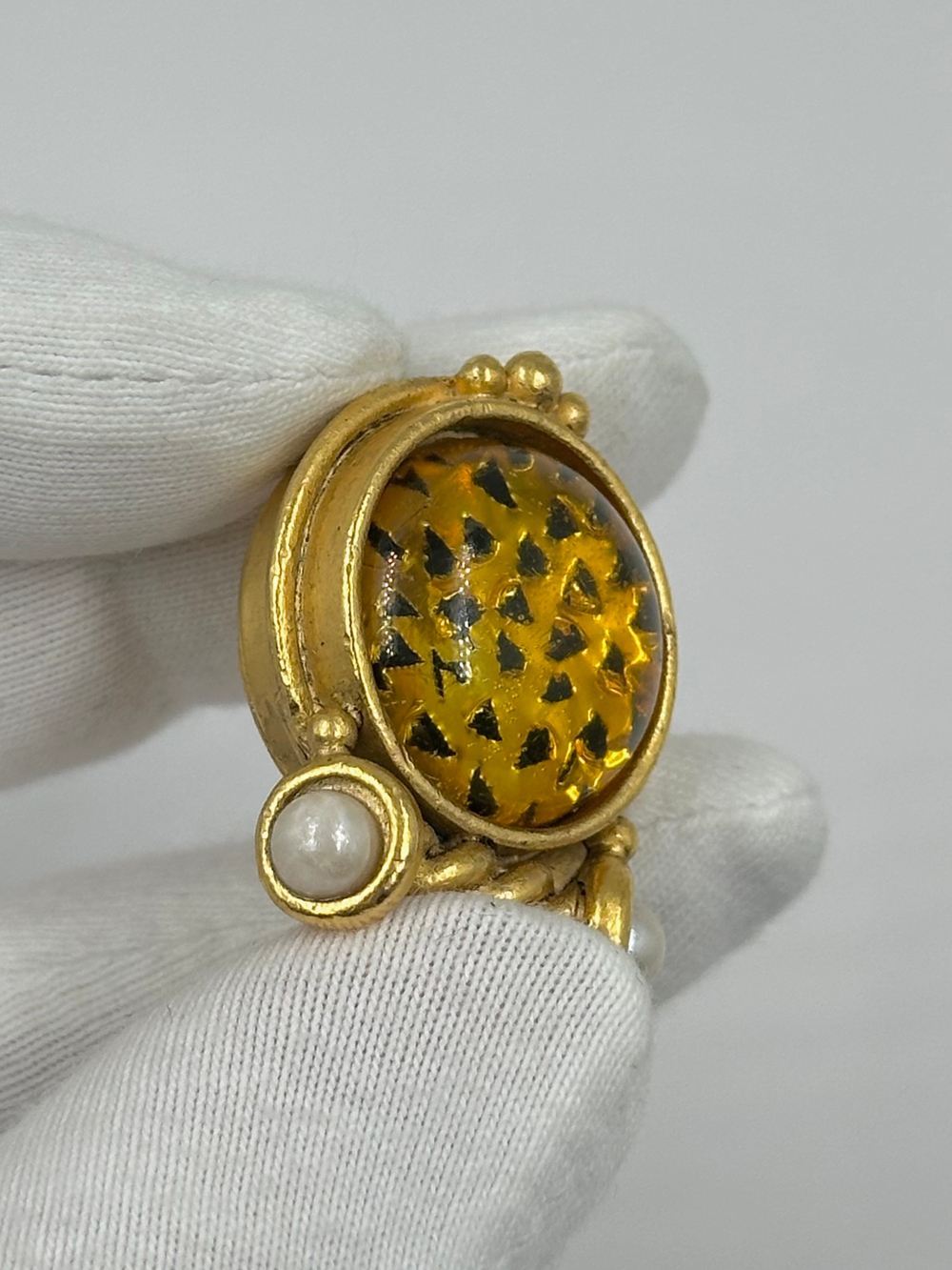 Накладка на пуговицу с жёлтой вставкой