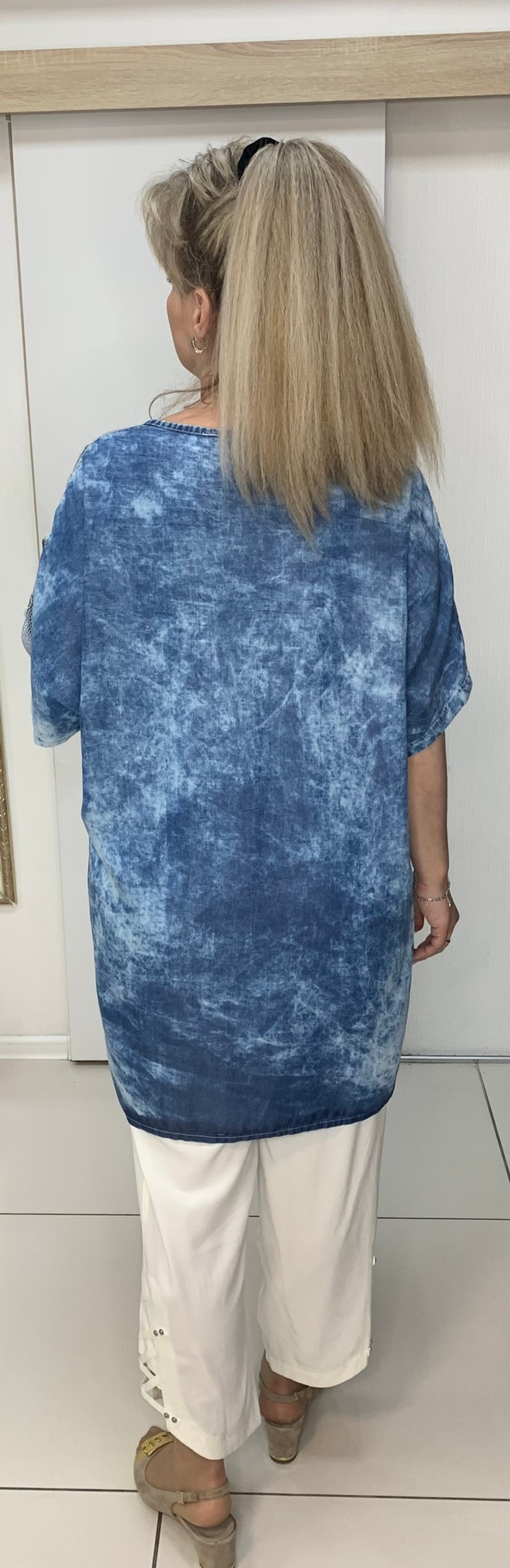 Удлиненная туника с сетчатыми вставками по плечам и аппликацией