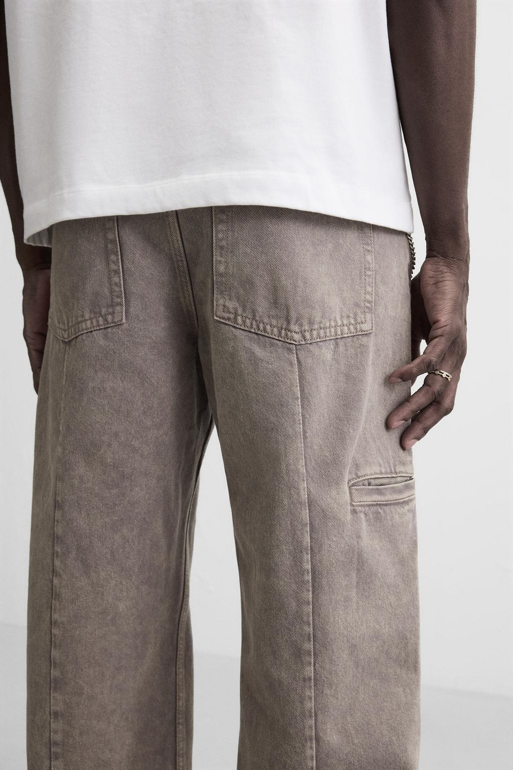 Джинсы relaxed fit с эффектом потертости