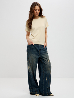 Широкие джинсы с декоративными элементами