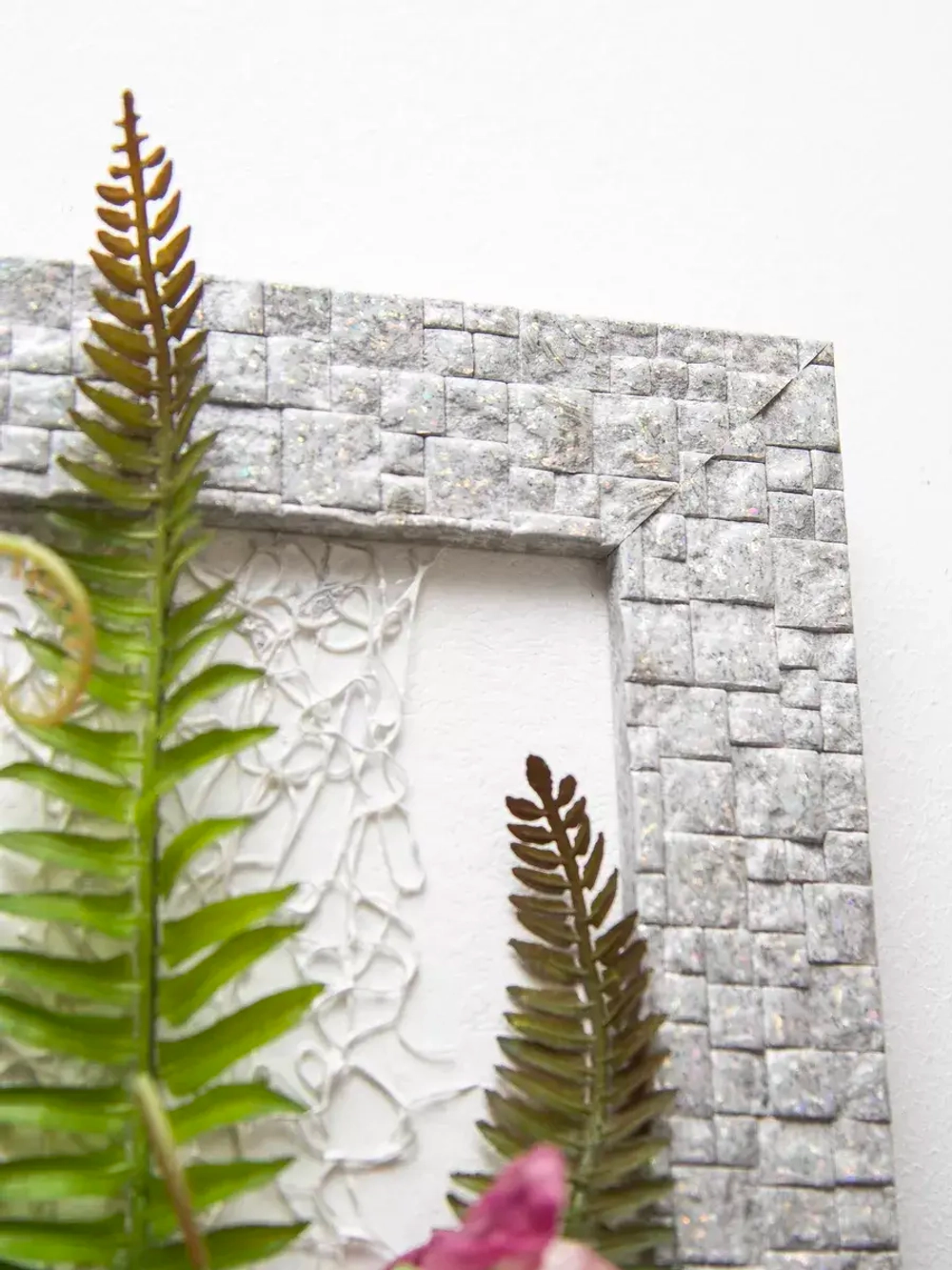 Настенная композиция с цветами в раме 67*32 см