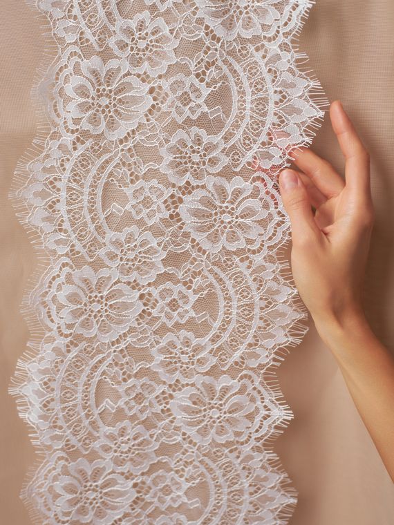 01-39 Кружево шантильи 19-22 см, айвори