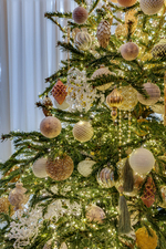 Дизайнерская заснеженная ель "Зимний карнавал"