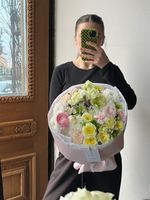 Букет из кустовых роз, хелеборуса, хризантемы и диантусов