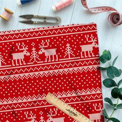 Ткань дюспо рассредоточенная белая вышивка с оленями на красном фоне