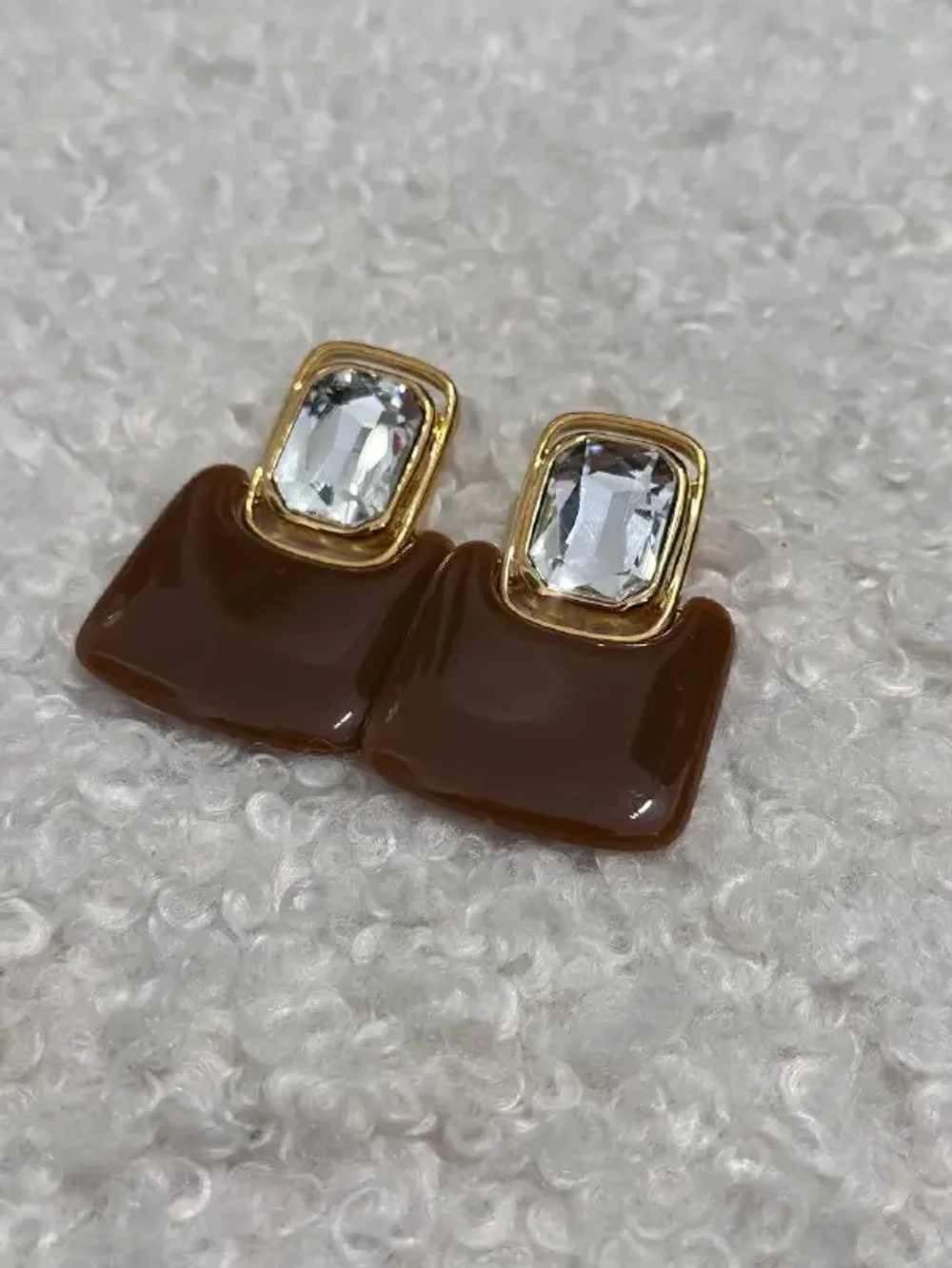 Серьги с камнем и коричневым литьем