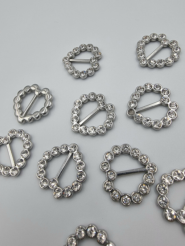 Пряжка-украшение для нижнего белья сердечко серебро/стразы