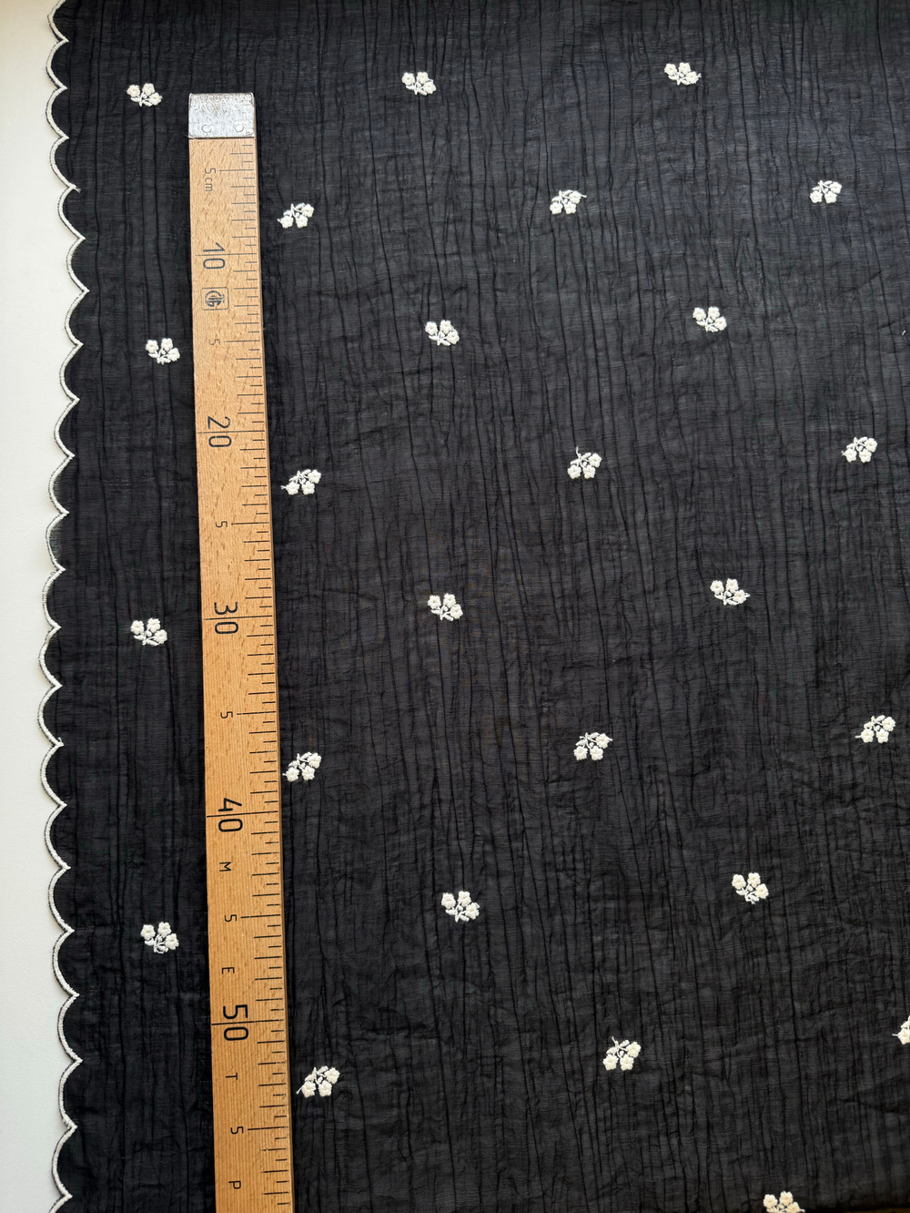 Вышивка (на чёрной жатой органзе)