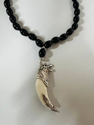 Игрушка-Подвеска на зеркало заднего вида - ЧЕТКИ ЭМАЛЬ Черная - Клык белый с обрамлением волк