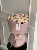 Авторский букет из кустовой пионовидной розы с крупным бутоном в оформлении