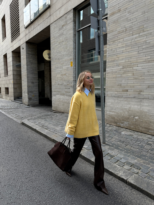 Брюки из эко-кожи с подрезом по спинке коричневые