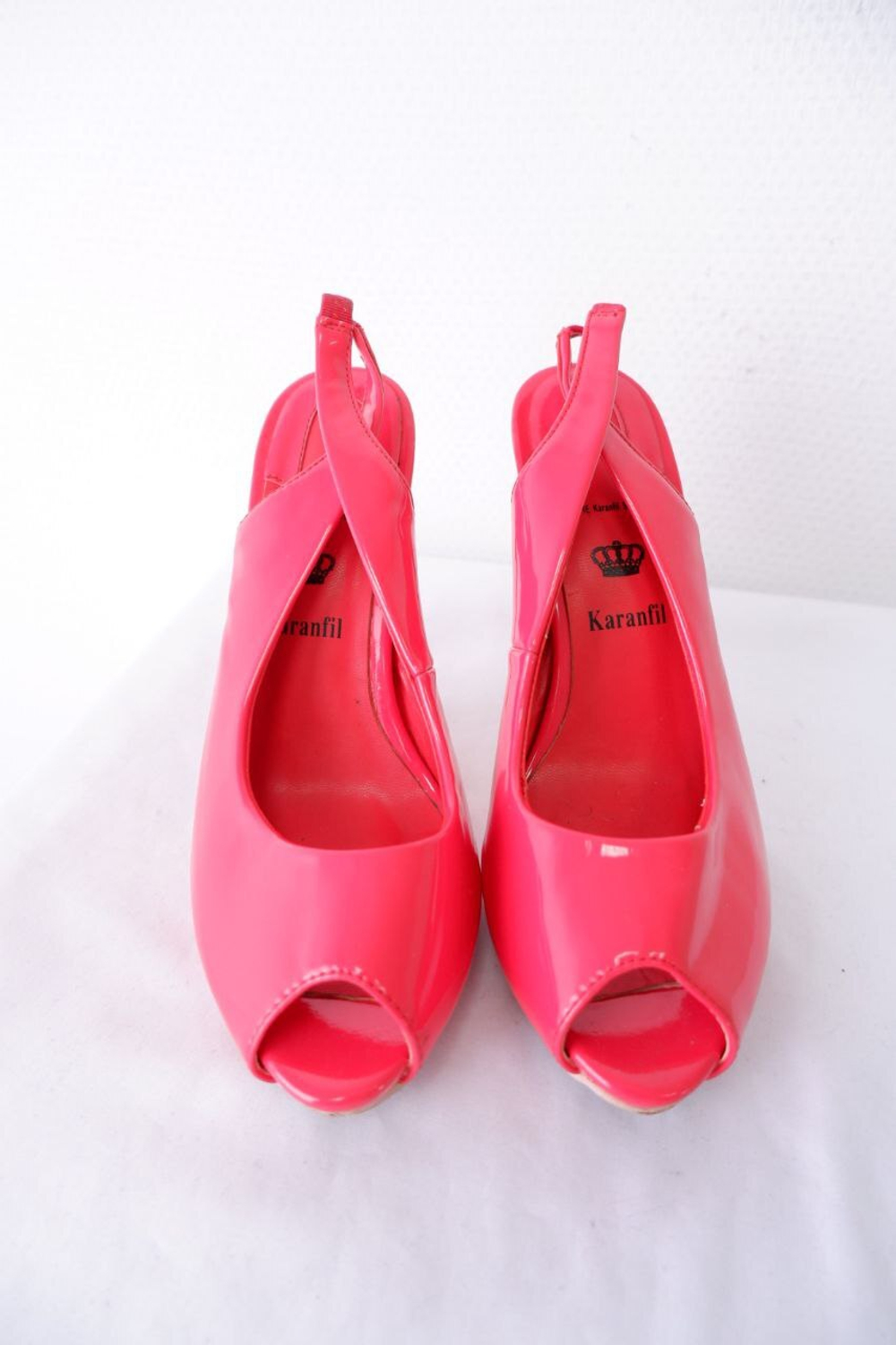 Босоножки Karanfil на каблуке 38 размер