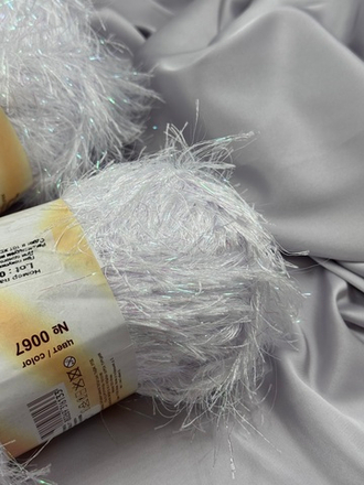 Пряжа VISANTIA "ТРАВКА САЛЮТ" / "TRAFKA SALUT" 80% полиэстер, 20% люрекс 5 шт. х 200 г 90 м ± 4 м №0067 молочный