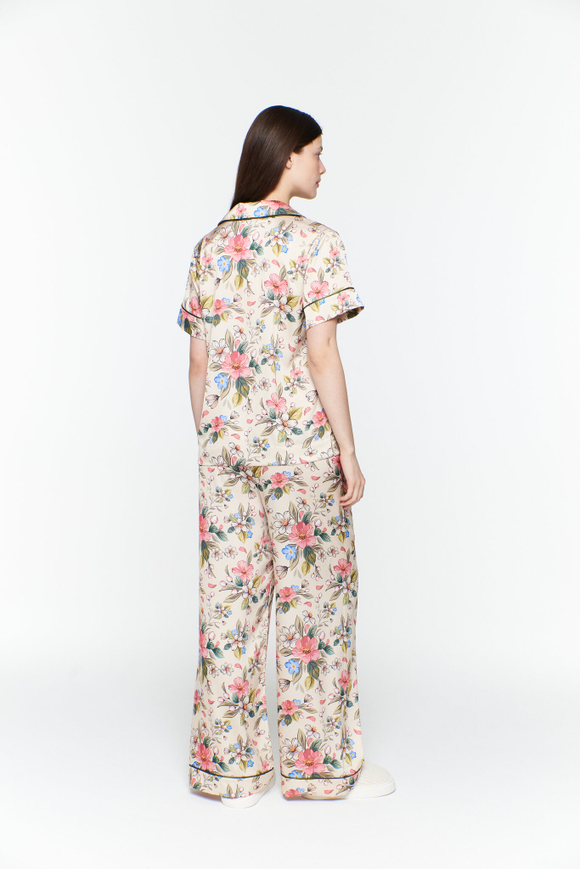 Шелковая блуза с кантом и цветами