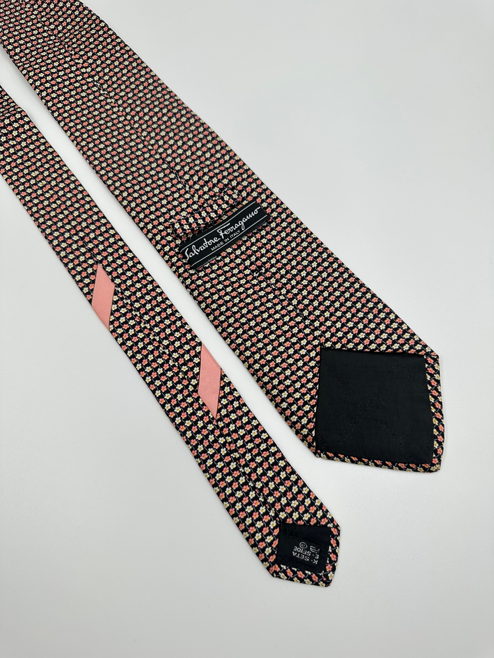 Галстук чёрный в цветочек Salvatore Ferragamo