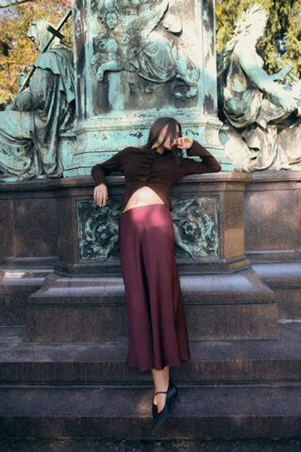 ZARA АТЛАСНАЯ ЮБКА МИДИ, ЦВЕТ БУРГУНДСКОГО ВИНА
