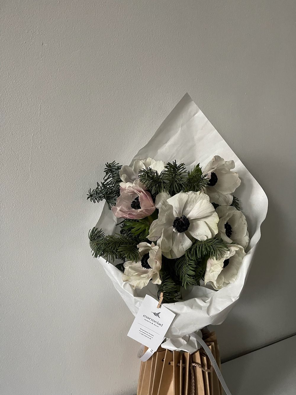 Букет из анемонов и хвои