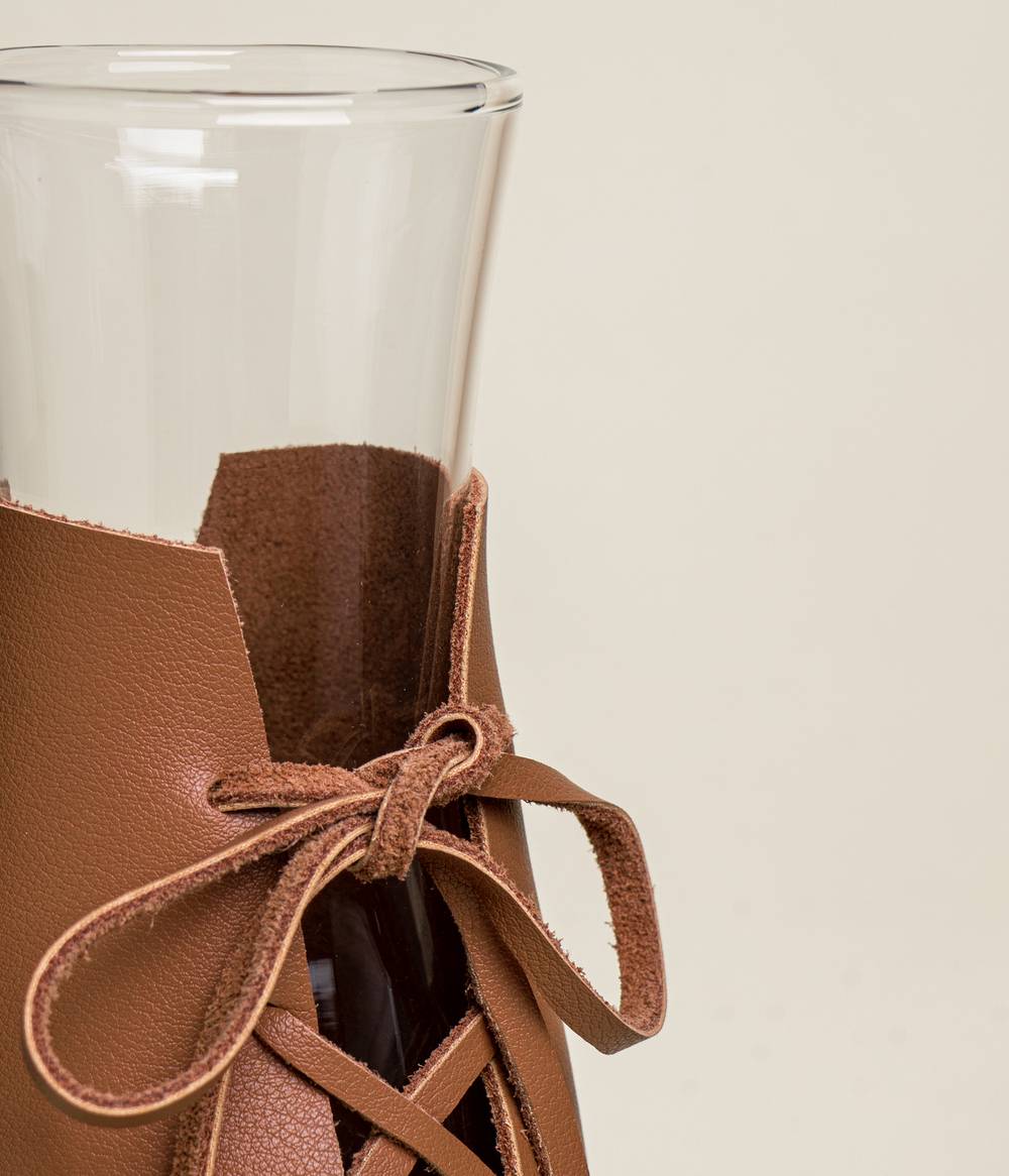 Графин стеклянный в кожаном чехле