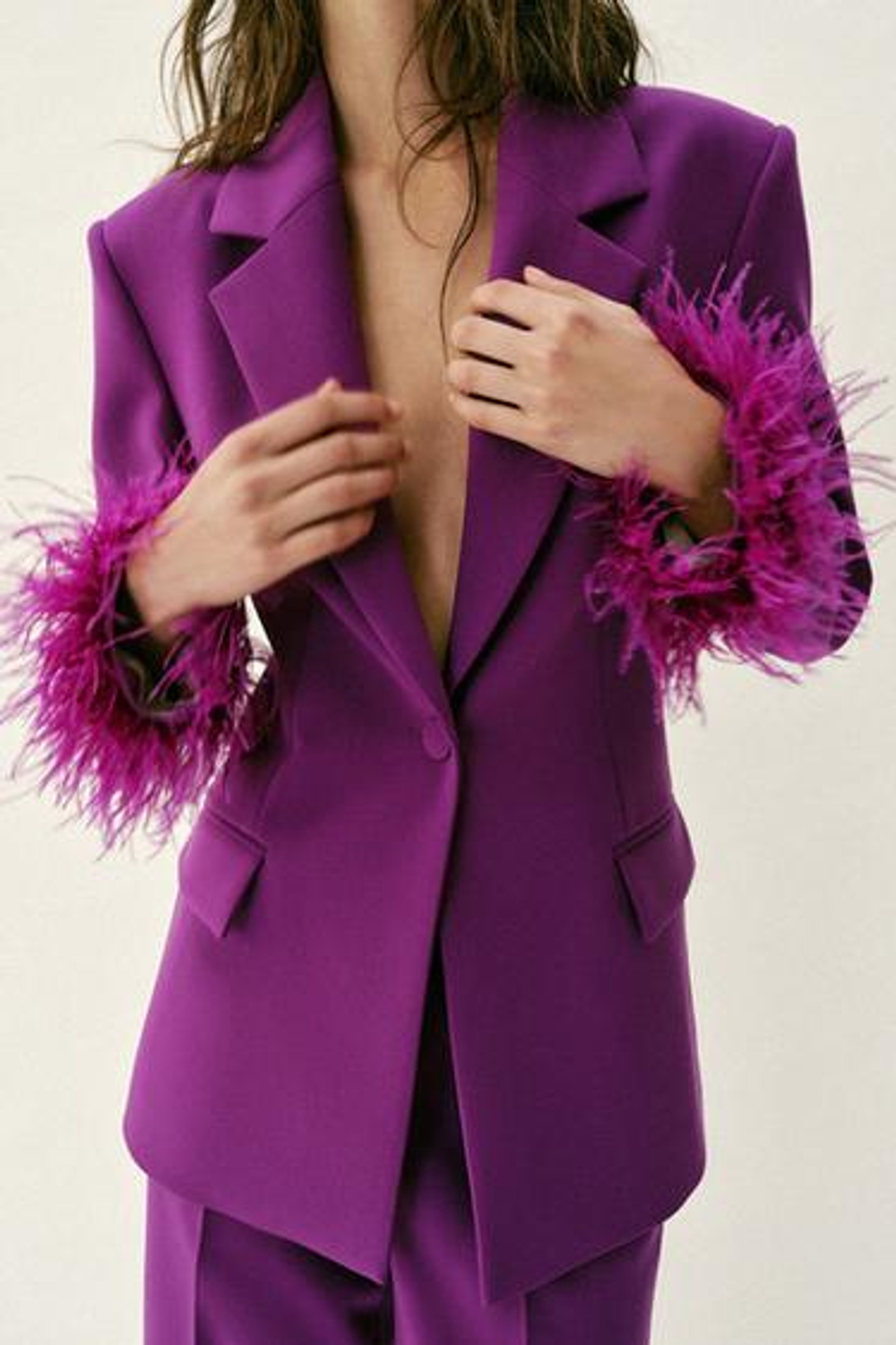 ZARA БЛЕЙЗЕР С ПЛЕЧАМИ И ПЕРЬЯМИ НА МАНЖЕТАХ, ПУРПУРНЫЙ